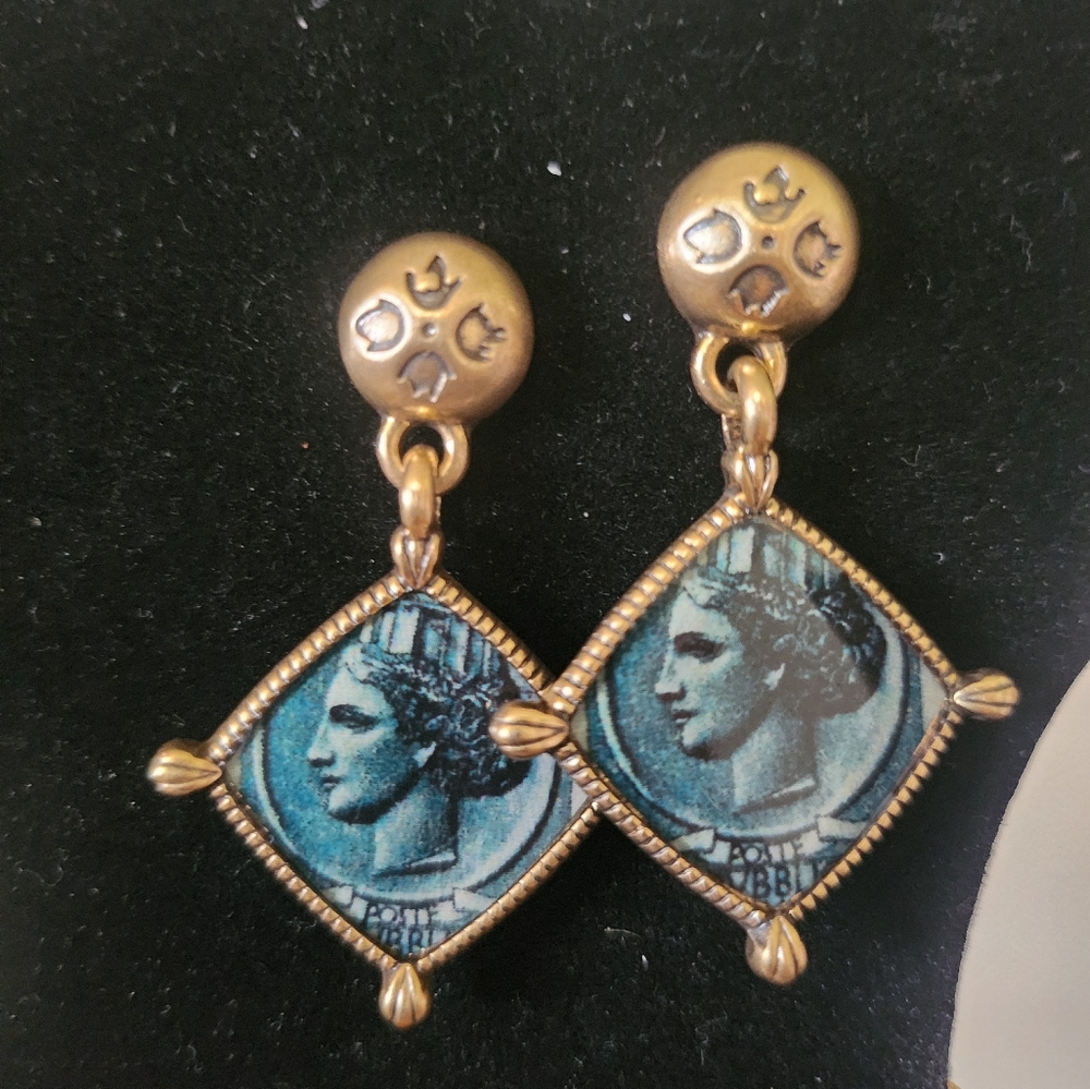 Patricia Nash Cameo Dangle Gold Pierce Earrings New - Picture 8 of 8